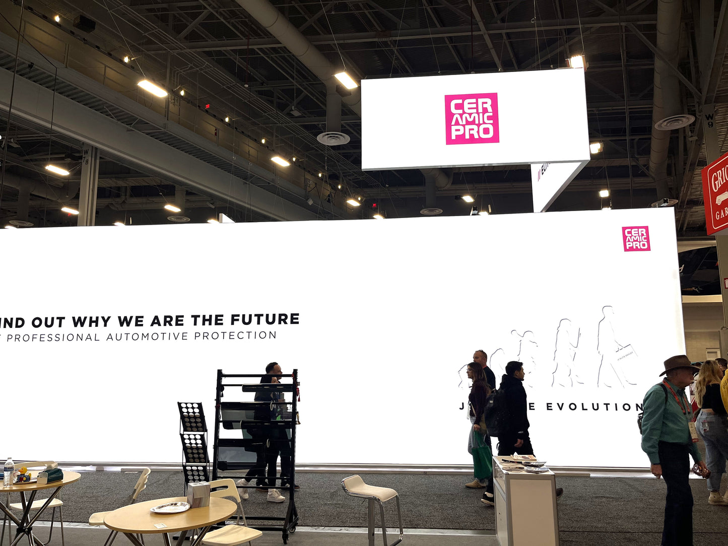 Custom Trade Show Booth Designs with Interactive LED Displays and Automotive Showpieces