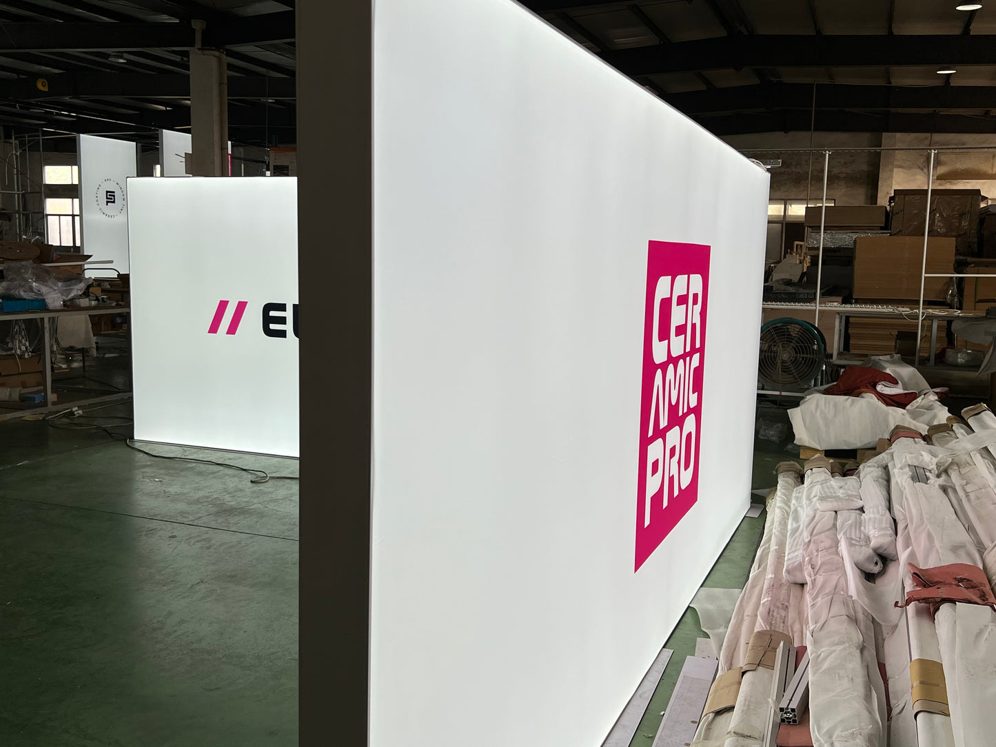 Custom Trade Show Booth Designs with Interactive LED Displays and Automotive Showpieces